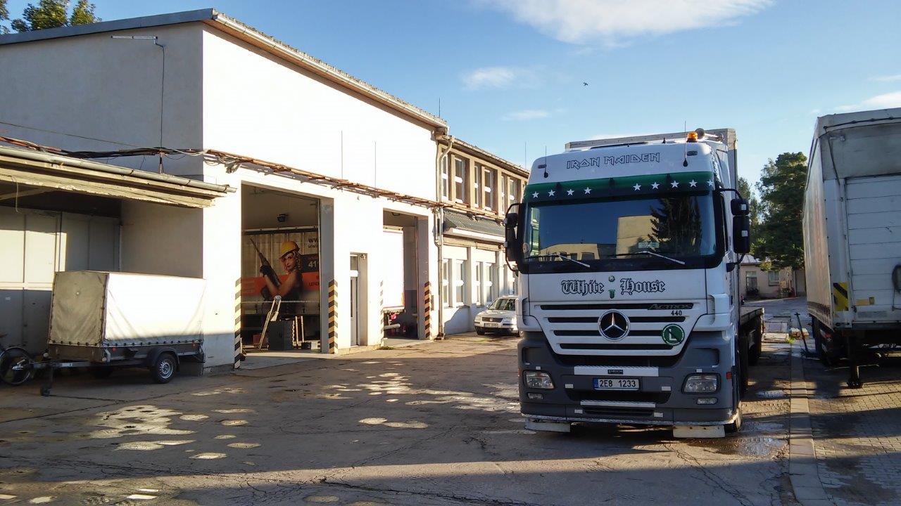 Mercedes-Benz KVALB ve vlastním areálu